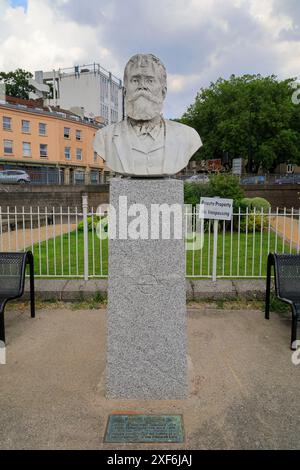 Statue von Samuel Plimsoll, dem Urheber der Plimsoll-Linie. Bristol-Szene. Vom Juni/Juli 2024 Stockfoto