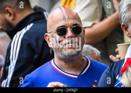 Düsseldorf, Frankreich, Deutschland. Juli 2024. Pascal OBISPO während des UEFA Euro 2024-Spiels zwischen Frankreich und Belgien in der Merkur Spiel-Arena am 1. Juli 2024 in Düsseldorf. (Kreditbild: © Matthieu Mirville/ZUMA Press Wire) NUR REDAKTIONELLE VERWENDUNG! Nicht für kommerzielle ZWECKE! Quelle: ZUMA Press, Inc./Alamy Live News Stockfoto