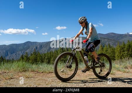 WA24935-00-....WASHINGTON - Vicky Spring Mountain Biking auf der Fawn Creek Road in der Nähe von Mazama im methow Valley. MR#S1 Stockfoto