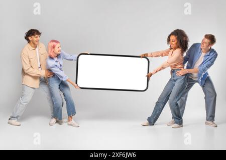 Vier Verschiedene Freunde Halten Ein Leeres White Sign In Studio Stockfoto