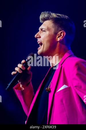 ROTTERDAM - Backstreet Boy Nick Carter während einer Aufführung im Luxor Theater. Das Konzert ist Teil seiner Who I am Tour. ANP IRIS VAN DEN BROEK niederlande aus - belgien aus Stockfoto