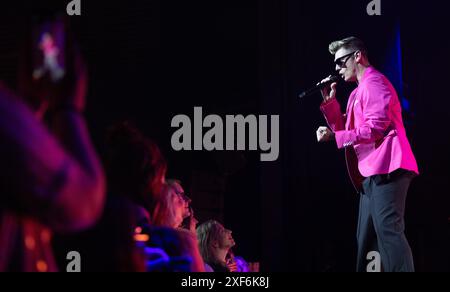 ROTTERDAM - Backstreet Boy Nick Carter während einer Aufführung im Luxor Theater. Das Konzert ist Teil seiner Who I am Tour. ANP IRIS VAN DEN BROEK niederlande aus - belgien aus Stockfoto