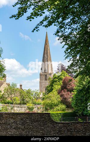 Turm und Turm der All Saints Kirche im Dorf Bisley in Cotswold, Gloucestershire, England Großbritannien Stockfoto