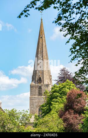 Turm und Turm der All Saints Kirche im Dorf Bisley in Cotswold, Gloucestershire, England Großbritannien Stockfoto