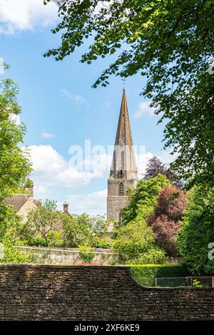 Turm und Turm der All Saints Kirche im Dorf Bisley in Cotswold, Gloucestershire, England Großbritannien Stockfoto