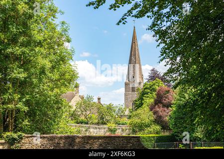 Turm und Turm der All Saints Kirche im Dorf Bisley in Cotswold, Gloucestershire, England Großbritannien Stockfoto