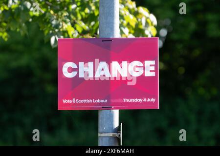 Änderung des Slogans auf dem Abstimmungszeichen Scottish Labour während der britischen Parlamentswahlen 2024 Stockfoto