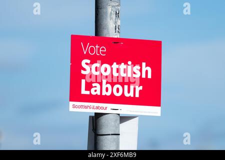 Wählen Sie Scottish Labour Sign während des Wahlkampfs 2024 in Clydebank, Schottland, Großbritannien Stockfoto