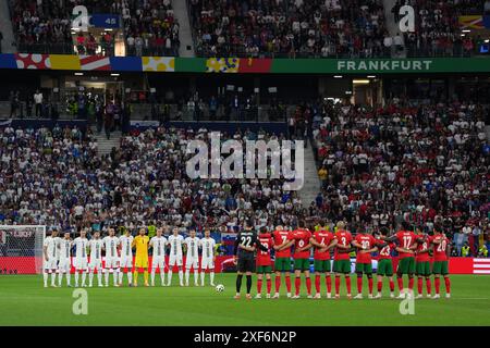 Die Spieler beider Mannschaften halten eine Schweigeminute zum Gedenken an den ehemaligen portugiesischen Spieler Manuel Fernandes vor dem Achtelfinale der UEFA Euro 2024 in der Frankfurter Arena. Bilddatum: Montag, 1. Juli 2024. Stockfoto