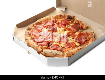 Leckere Paprika-Pizza in Karton isoliert auf weiß Stockfoto