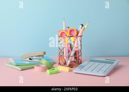 Hefter und andere Schreibwaren auf farbigem Hintergrund Stockfoto