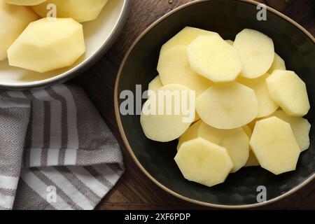 Frische rohe Kartoffeln auf Holztisch, Ansicht von oben Stockfoto