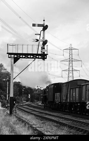 '92212' läuft als '92178' bei swithland Sidings mit einer Mischware. Stockfoto