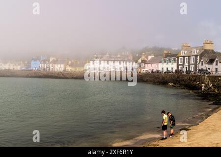 Hafen und georgianische Strandpromenade von Portpatrick, im Nebel, Wigtownshire, Dumfries und Galloway, Schottland Stockfoto