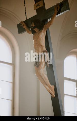 Vertikale Niemand-Leute-Aufnahme von Skulptur der Kreuzigung Jesu Christi im katholischen Kircheninnenraum, Kopierraum Stockfoto