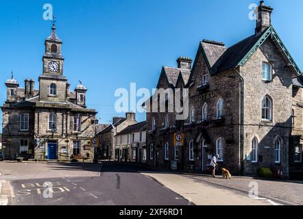 Langholm Town Hall, neoklassizistischer Stil, von William Eliot, 1811, und Eskdale Hotel, High Street, Langholm, Dumfries und Galloway, Schottland Stockfoto