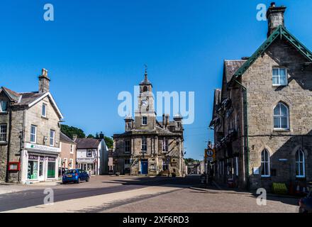 Langholm Town Hall, neoklassizistischer Stil, von William Eliot, 1811, und Eskdale Hotel, High Street, Langholm, Dumfries und Galloway, Schottland Stockfoto