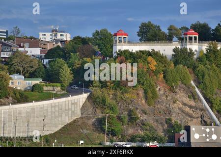 LEVIS, QUEBEC, KANADA - 25. SEPTEMBER 2022 - Aussichtsterrasse mit Blick auf den St. Lawrence River. Roter Pavillon auf der Terrasse du Chevalier de Levis Stockfoto