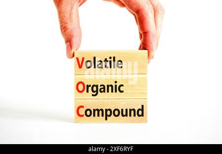 VOC-Symbol für flüchtige organische Verbindungen. Konzeptworte VOC flüchtige organische Verbindung auf schönen Holzblöcken. Schöner weißer Hintergrund. Geschäftliche VOC Stockfoto