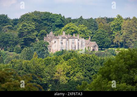 Ein langer Blick auf den Lypiatt Park von Osten, in der Nähe des Dorfes Bisley in Cotswold, Gloucestershire, England, Großbritannien. Stockfoto