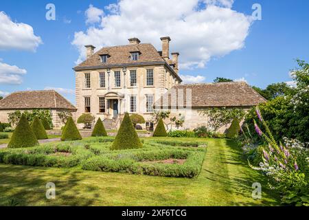 Nether Lypiatt Manor, ein neoklassizistisches Haus, das in den frühen 1700er Jahren auf den Cotswolds in Gloucestershire, England, gebaut wurde Stockfoto