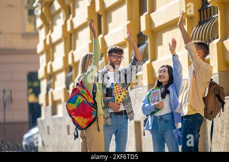 Studenten, die nach Vorlesungen an der Universität miteinander kommunizieren Stockfoto