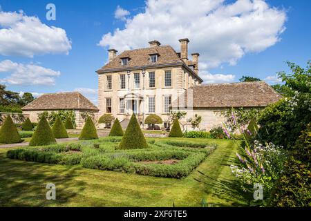 Nether Lypiatt Manor, ein neoklassizistisches Haus, das in den frühen 1700er Jahren auf den Cotswolds in Gloucestershire, England, gebaut wurde Stockfoto