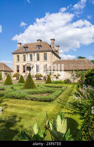 Nether Lypiatt Manor, ein neoklassizistisches Haus, das in den frühen 1700er Jahren auf den Cotswolds in Gloucestershire, England, gebaut wurde Stockfoto