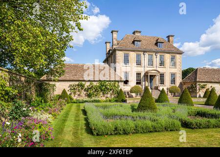 Nether Lypiatt Manor, ein neoklassizistisches Haus, das in den frühen 1700er Jahren auf den Cotswolds in Gloucestershire, England, gebaut wurde Stockfoto