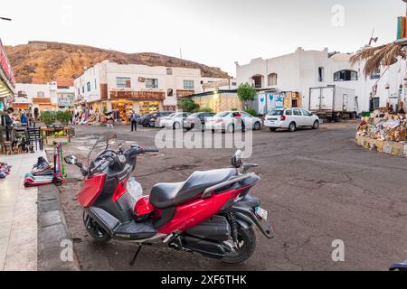 Sharm el Sheikh, Ägypten - 22. Dezember 2023: Hauptplatz des Altstadtmarktes. Geschäfte in den Straßen von Sharm-El Sheikh. Stockfoto