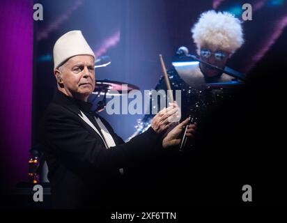 Praha, Tschechische Republik. Juli 2024. Der Sänger Neil Tennant (links) des englischen Synth-Pop-Duos PET Shop Boys tritt am 1. Juli 2024 bei seinem Konzert in Prag auf. Quelle: Michaela Rihova/CTK Photo/Alamy Live News Stockfoto