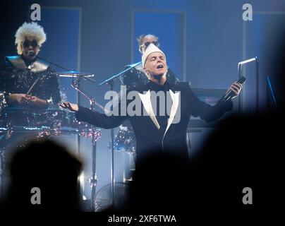 Praha, Tschechische Republik. Juli 2024. Sänger Neil Tennant (Front) des englischen Synth-Pop-Duos PET Shop Boys tritt am 1. Juli 2024 bei ihrem Konzert in Prag auf. Quelle: Michaela Rihova/CTK Photo/Alamy Live News Stockfoto