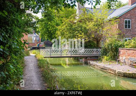 Ryeford Lodge und eine Fußgängerbrücke über die Stroudwater Navigation bei Ryeford bei Stonehouse in den Stroud Valleys, Gloucestershire, England Großbritannien Stockfoto