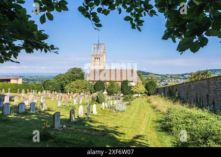 All Saints Church in Selsley, Gloucestershire, England Großbritannien. Erbaut 1861-2 von G F Bodley mit Buntglas von William Morr Stockfoto