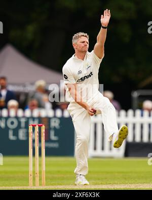 Cheltenham, Vereinigtes Königreich, 1. Juli 2024. Glamorgans Timm van der Gugten Bowling während des Spiels der Vitality County Championship Division 2 zwischen Gloucestershire und Glamorgan. Quelle: Robbie Stephenson/Gloucestershire Cricket/Alamy Live News Stockfoto