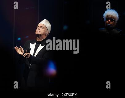 Praha, Tschechische Republik. Juli 2024. Der Sänger Neil Tennant (links) des englischen Synth-Pop-Duos PET Shop Boys tritt am 1. Juli 2024 bei seinem Konzert in Prag auf. Quelle: Michaela Rihova/CTK Photo/Alamy Live News Stockfoto