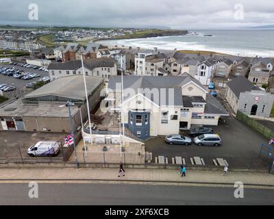 Entdecken Sie den Charme und die Geschichte des Portrush Memorial Services Club und der Royal British Legion Branch, einem Wahrzeichen im Herzen von Portrush. Dieses elegante Gebäude mit seiner zeitlosen Architektur und seinem reichen Erbe ist eine Hommage an unsere Helden und bietet ein ruhiges Ambiente für Erinnerungen und Gemeindeversammlungen. Ideal, um das Wesen von Tradition und Einheit festzuhalten, ist dieser Ort perfekt für Ihr Portfolio und weckt ein Gefühl von Stolz und Nostalgie. Sichern Sie sich dieses Stockbild, um ein Stück des stolzen Vermächtnisses und des Gemeinschaftsgeistes von Portrush hervorzuheben. Stockfoto