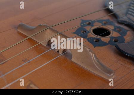 Ukrainische Domra. Langhalsiges Folk-Saiteninstrument der Lautenfamilie. Isoliert auf weißem Hintergrund. Stockfoto