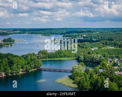 Luftaufnahme der Stadt Trakai und ihrer Umgebung, am See Galve, Litauen. Wunderschöne Aussicht auf die Brücke im See von der Drohne im Sommer Stockfoto