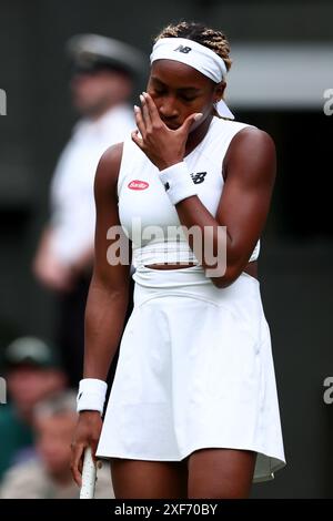 London, Großbritannien. Juli 2024; All England Lawn Tennis and Croquet Club, London, England; Wimbledon Tennis Tournament, Tag 1; Coco Gauff (USA) reagiert, nachdem sie in ihrer ersten Runde gegen Caroline Dolehide (USA) einen Punkt verloren hat. Credit: Action Plus Sports Images/Alamy Live News Stockfoto