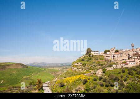 Ein Blick auf die Landschaft rund um die Stadt Valguarnera Caropepe in der Provinz Enna in Zentralsizilien Stockfoto