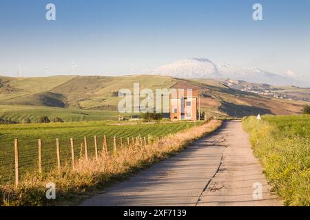 Eine Landstraße in der Provinz Enna bei Aidone mit Blick auf den Ätna, Italien Stockfoto