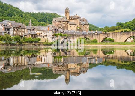 Estaing Dorf, Burg und mittelalterliche Brücke über den Fluss Lot fotografiert in Aveyron, einem der schönsten Dörfer Frankreichs Stockfoto