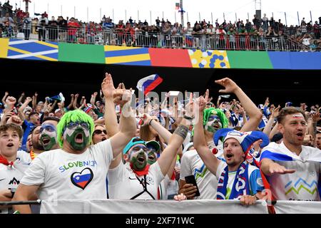 Frankfurt Am Main, Deutschland. Juli 2024. Frankfurt am Main, Deutschland, 01. Juni 2024: Slowenische Fans beim Achtelfinale der UEFA Euro 2024 zwischen Portugal und Slowenien in der Frankfurt Arena, Frankfurt am Main. (Natasa Kupljenik/SPP) Credit: SPP Sport Press Photo. /Alamy Live News Stockfoto