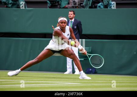 London, Großbritannien. Juli 2024. Wimbledon: American Coco Gauff, der Nummer zwei, im Kampf gegen Caroline Dolehide aus Frankreich in der ersten Runde bei Wimbledon Credit: Adam Stoltman/Alamy Live News Stockfoto