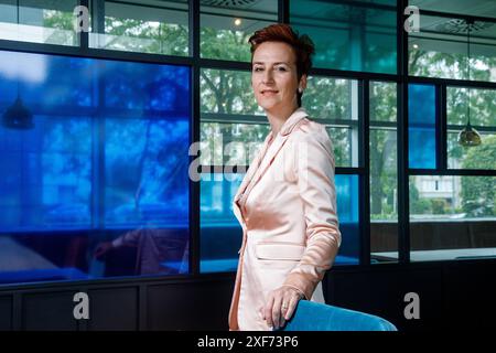 Brüssel, Belgien Juli 2024. Die belgische Politikerin Tinneke Van Hooland, Kandidatin bei den bevorstehenden Präsidentschaftswahlen der flämischen liberalen Partei Open VLD, posiert am Montag, den 1. Juli 2024 in Brüssel für den Fotografen. BELGA FOTO HATIM KAGHAT Credit: Belga News Agency/Alamy Live News Stockfoto