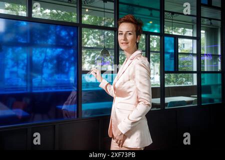 Brüssel, Belgien Juli 2024. Die belgische Politikerin Tinneke Van Hooland, Kandidatin bei den bevorstehenden Präsidentschaftswahlen der flämischen liberalen Partei Open VLD, posiert am Montag, den 1. Juli 2024 in Brüssel für den Fotografen. BELGA FOTO HATIM KAGHAT Credit: Belga News Agency/Alamy Live News Stockfoto