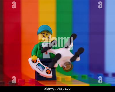 Tambow, Russische Föderation - 18. November 2023 Lego Boy Minifigur mit Drohne vor Regenbogenhintergrund. Stockfoto