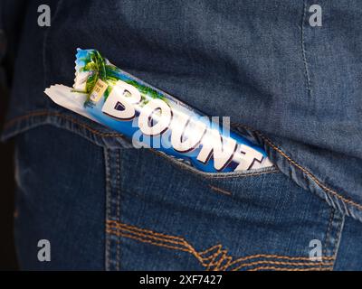 Tambow, Russische Föderation - 23. Januar 2024 Bounty Schokoladenriegel in einer Jeansrückentasche. Stockfoto