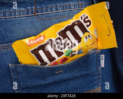 Tambov, Russland - 23. Januar 2024 M&Ms packen in einer Jeansrückentasche. Stockfoto